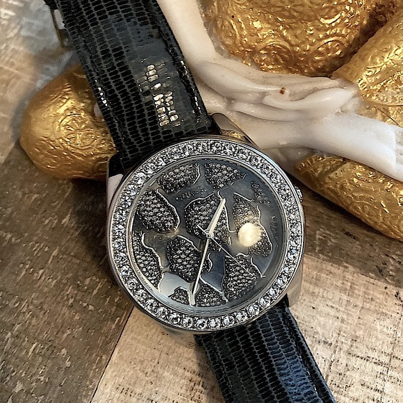 Guess Ladies Fashion Zebra Watch ⌚️ - Picture 1 of 8
